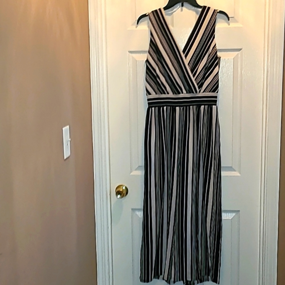 APT. 9 BLACK AND WHITE STRIPED V-NECK CROPPED PANTS JUMPSUIT SIZE MEDIUM